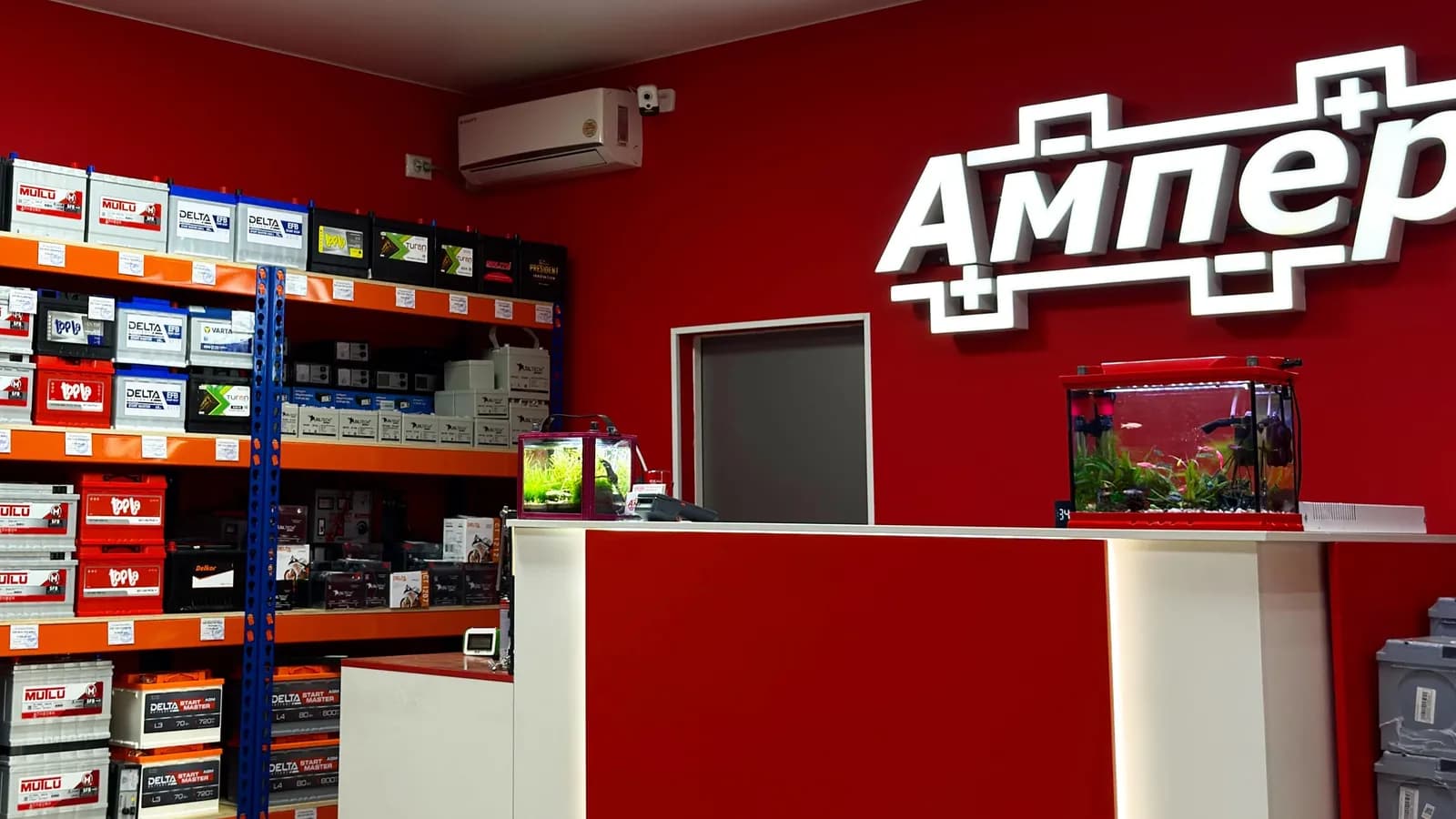 Витрина с аккумуляторами в центре «Ампер» в Таганроге